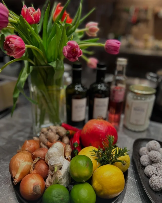Was für ein inspirierender Abend mit euch im @atelierfoif, gestern beim Ayurveda Detox Koch-Workshop. 🍋
Es war schön zu sehen, wie ihr alle mit Neugier und Freude die ayurvedischen Prinzipien der Entgiftung kennengelernt habt. 🌱 Das Beste am Ayurveda Detox: keine Heisshunger-Attacken oder süssen Gelüste, sondern harmonische Balance durch die richtigen Lebensmittel und Gewürze, die den Körper sanft reinigen und gleichzeitig nähren.
Am besten funktioniert‘s wenn wir unterstützend auf allen Ebenen arbeiten, dh mit Körperritualen, Massage, Bewegung, schwitzen…. 
Eure vielen Fragen haben gezeigt, wie gross das Interesse ist. Ayurveda bietet uns so viele Werkzeuge, um wieder ins Gleichgewicht zu kommen.
Ich bin gespannt, wann ihr mit eurem eigenen Ayurveda Detox beginnt und welche Erfahrungen ihr macht! 

#AyurvedaDetox #GesundeErnährung #OhneHunger #Wohlbefinden​​​​​​​​​​​​​​​​ #verdauungsbeschwerden #ayurvedalifestyle #gewürze #ayurvedarezepte #detox #springcleaning #springcleanse