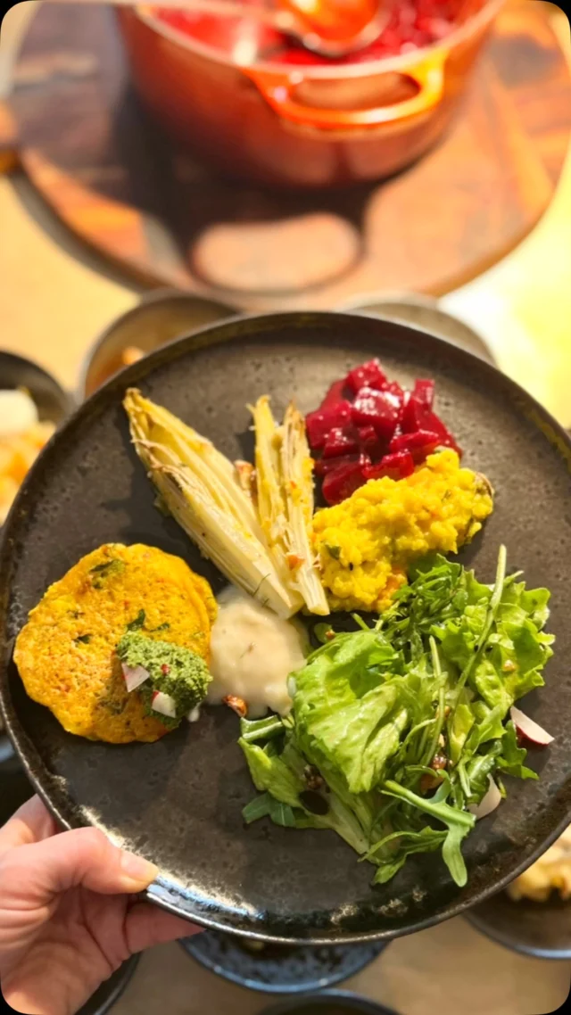 FRÜHLING IN DER AYURVEDA KÜCHE ✨💛 Letzte Woche haben wir uns zum „Ayurveda Jahreskreis“ im @atelierfoif getroffen und sind in den Zauber der ayurvedischen Frühlings-Küche eingetaucht! 🌱
Jetzt ist die perfekte Zeit für eine sanfte Entschlackung – warum? Weil die Natur selbst in dieser Zeit des Neubeginns ihre Reinigungskräfte aktiviert! Beim Koch-Workshop haben wir besprochen, wie wir mit frischen, saisonalen Zutaten und besonderen Gewürzen unseren Stoffwechsel unterstützen können. 🌿
Natürlich ging‘s auch um ayurvedische Rituale, die unseren Körper in Einklang mit dem Frühling bringen. 
Unser Ergebnis war ein farbenfrohes Mittagsbuffet voller Geschmack und Lebensenergie! 
✨💛 Herzlichen Dank an alle Teilnehmerinnen für euer Engagement, eure Kreativität und die gemeinsame Energie, die diesen Workshop besonders gemacht hat! Viel Freude beim Nachkochen der Rezepte zuhause. 🌸
🍽️ SAVE THE DATE 🍽️
Beim nächsten Termin Ende Juni tauchen wir ein in die „Ayurveda Sommerküche“ und erkunden die 6 Geschmacksrichtungen des Ayurveda. Einstieg jederzeit möglich – ich freue mich auf euch! 🌞

#AyurvedaKochkurs #Frühlingsküche #Entschlackung #AyurvedaJahreskreis #SaisonaleKüche #AtelierFoif #Gesundheit #KochenMitLiebe #AyurvedaWorkshop #detox #ayurvedalife #verdauung #gewürze